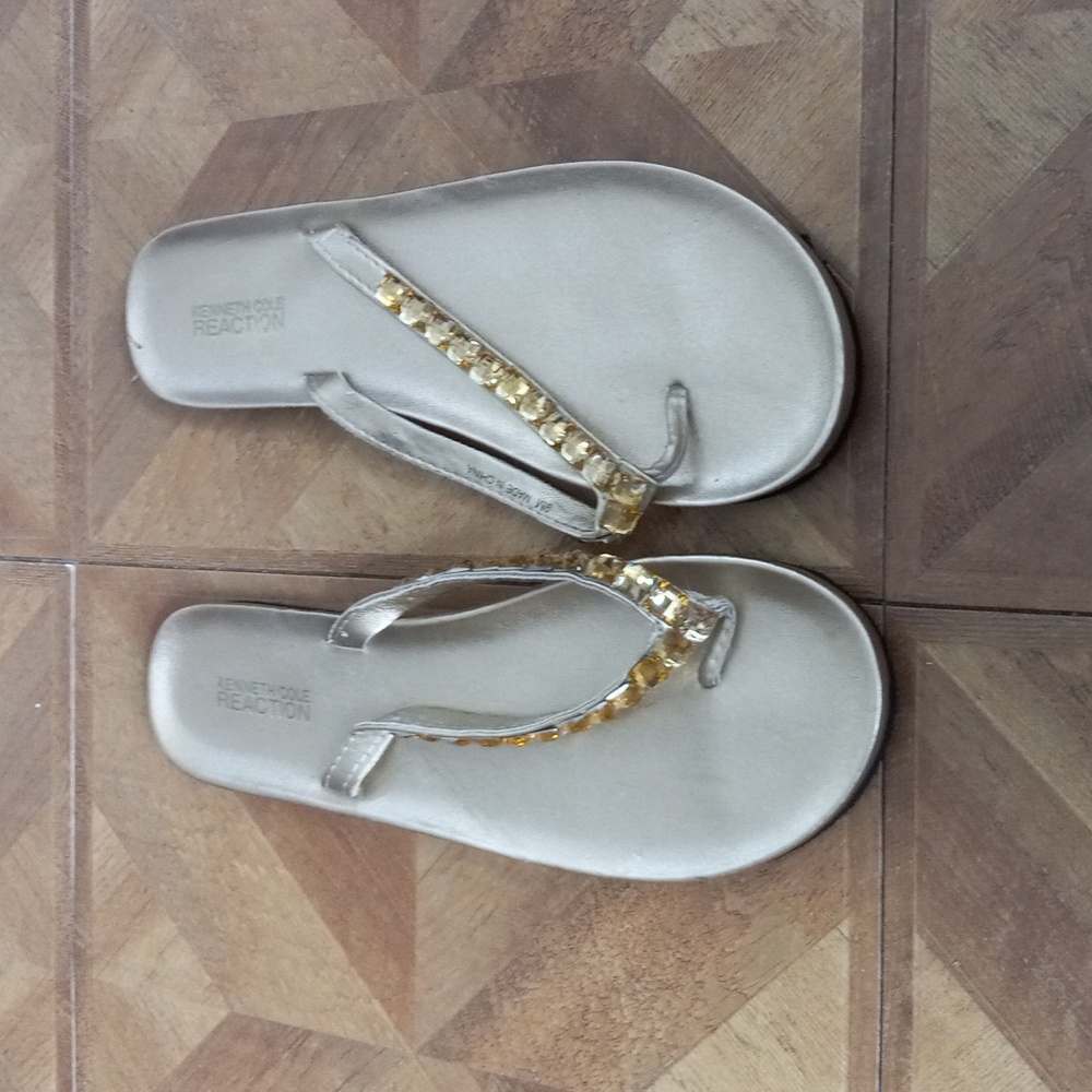 Kenneth Cole Reaction flip flop sandals